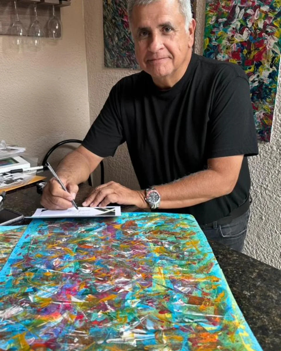 Pedro Luis Arellano Peralta firmando el certificado de una obra